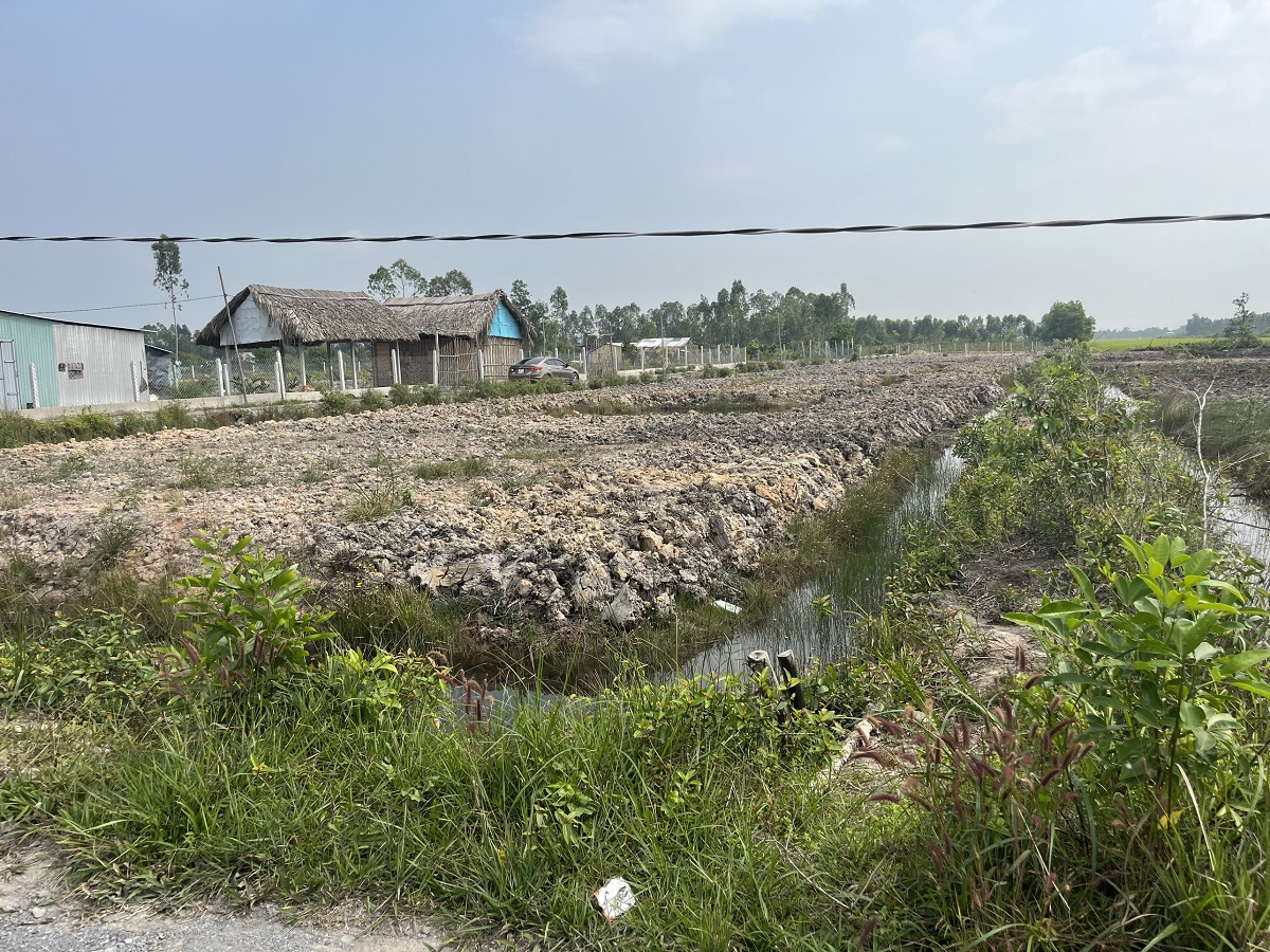 ban-nen-2-mat-tien-doi-dien-nha-dan-tai-duc-hue